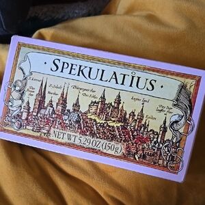 Spekulatius Pink and Yellow Cookie Box with Nostalgic Cityscape